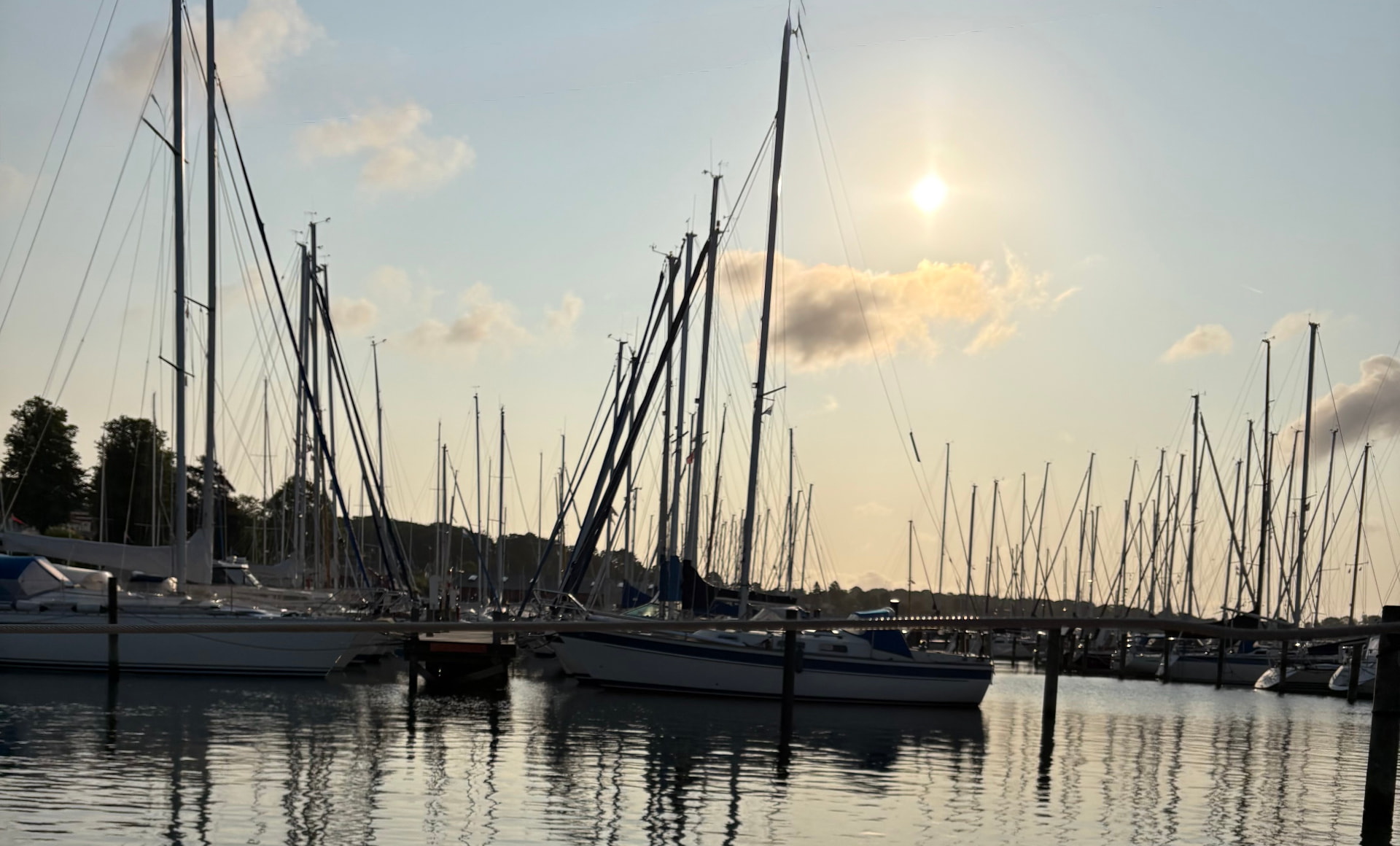 Segelboote in einem Yachthafen im Abendlicht