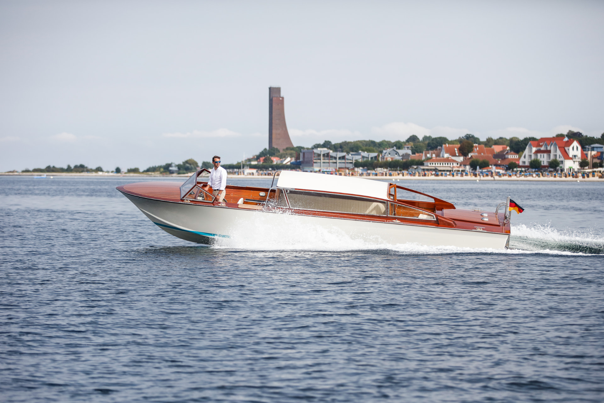 Klassisches Motorboot vor der Küste von Laboe